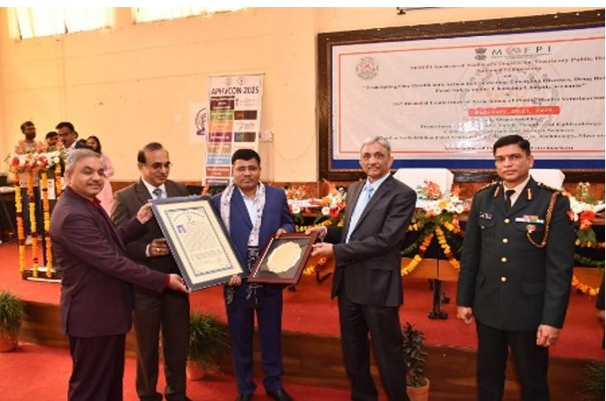 Dr. Ravindra Zende, Receiving Fellow Award Of APHV At Hands Of Dr. K. K. Singh